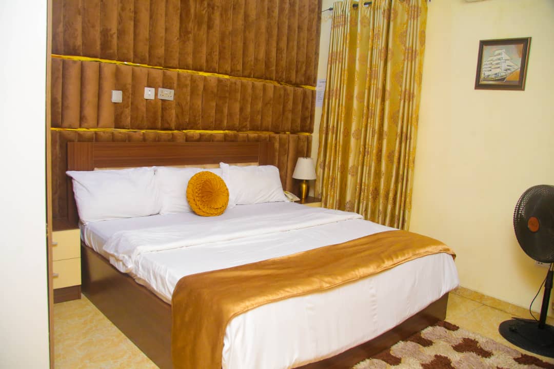 3 bed 230k per night